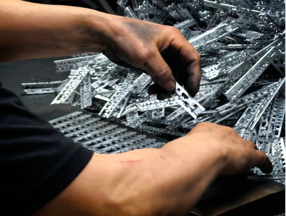 4 Sorting of metal fittings